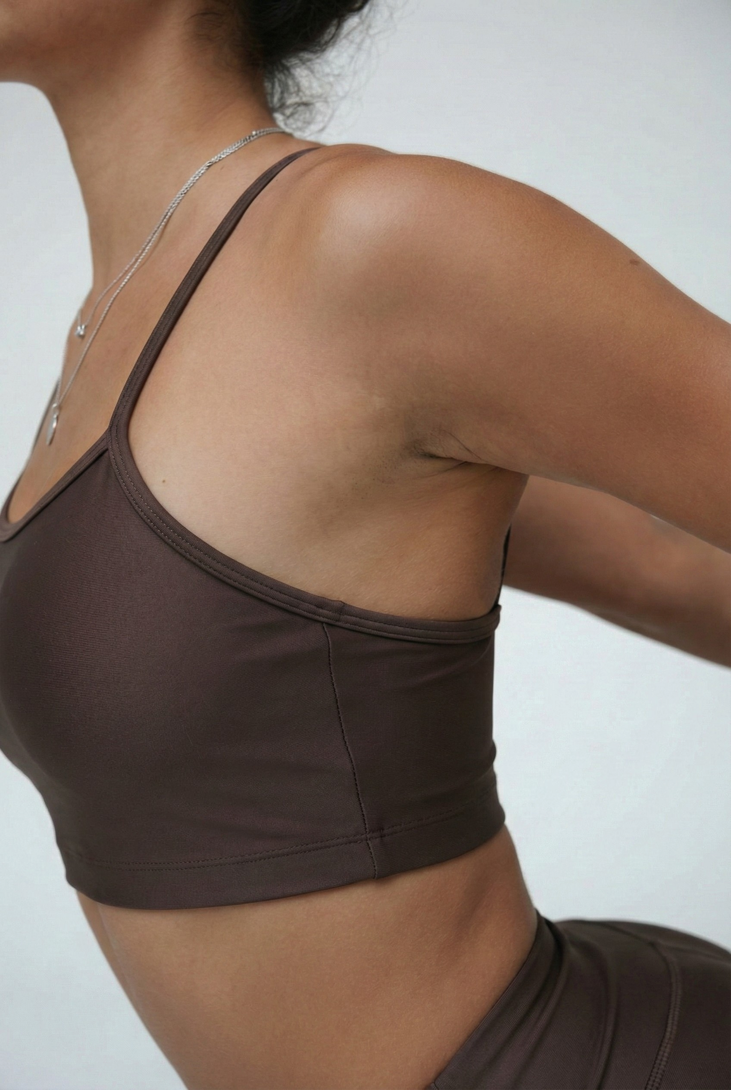 חזיית ספורט בצבע חום ליוגה ופילאטיס