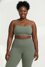 חזיית ספורט בצבע ירוק ליוגה ופילאטיס