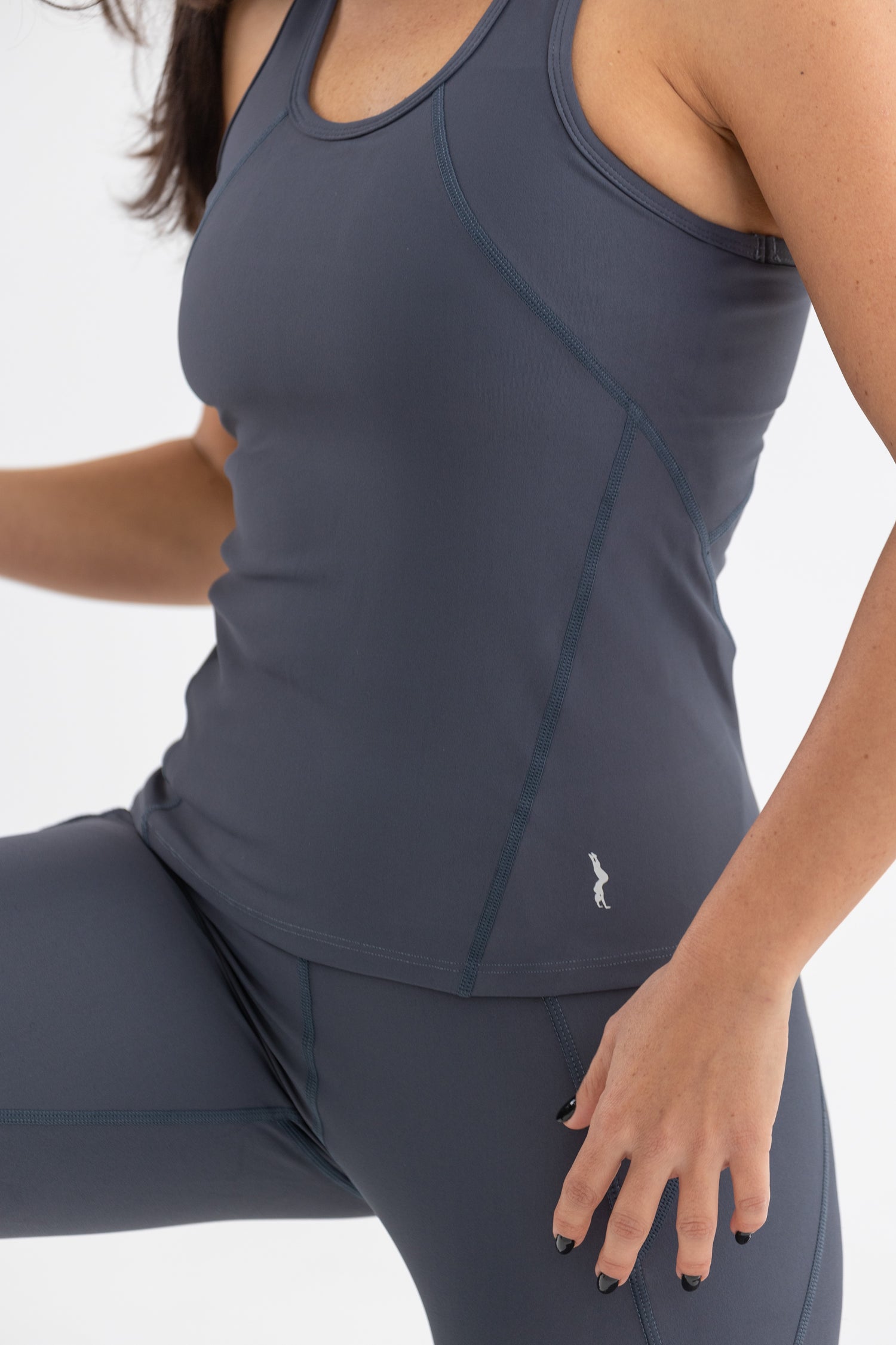 גופיה בצבע אפור כהה