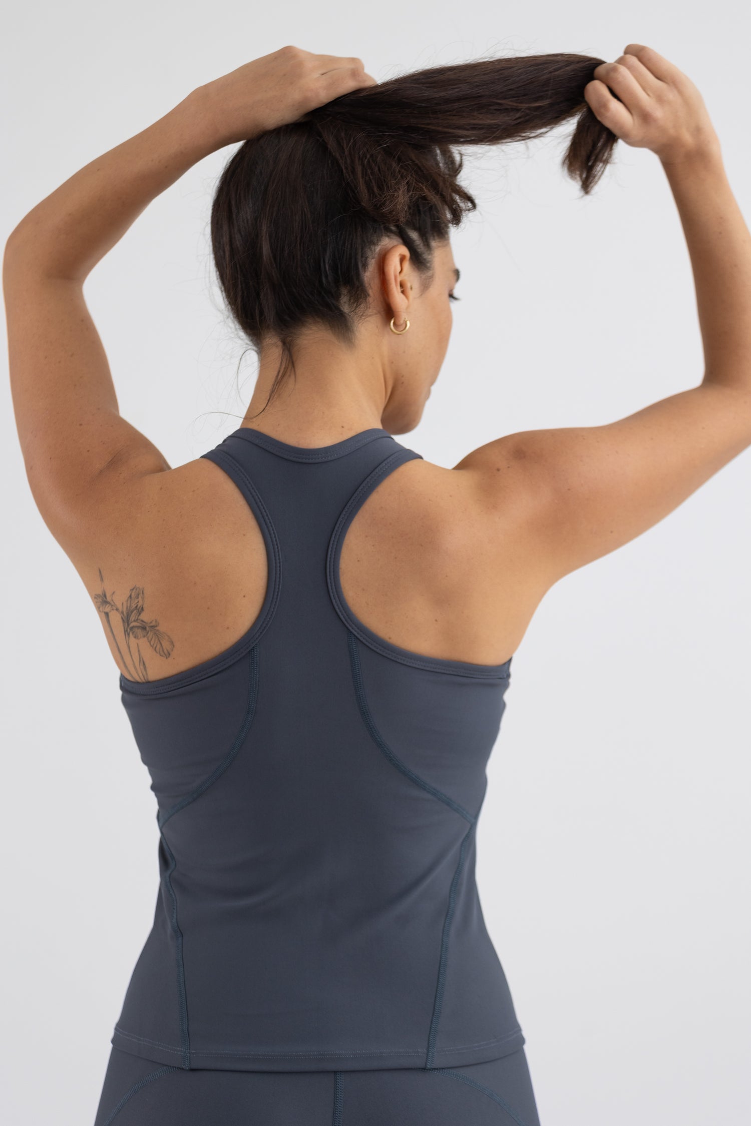 גופיה בצבע אפור כהה